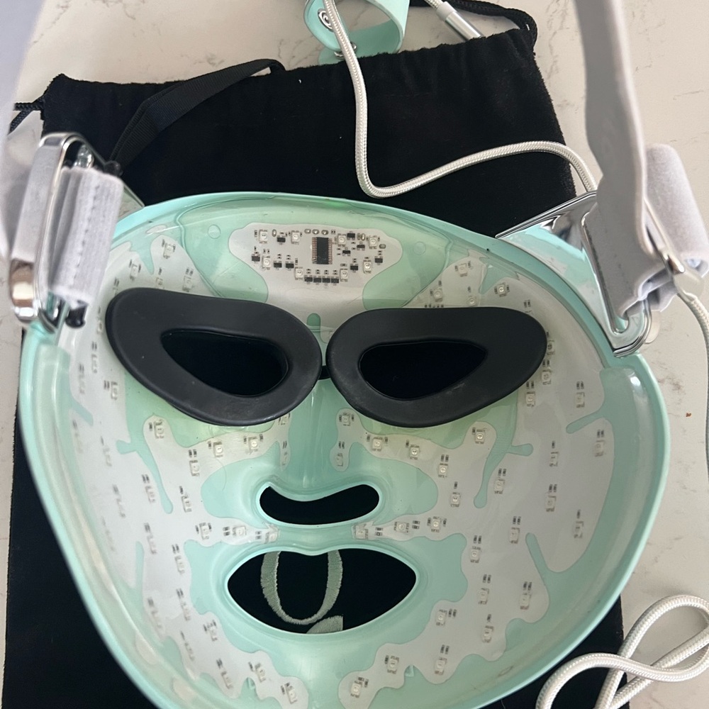 QURE LED Facial Mask - Picture 5 of 5